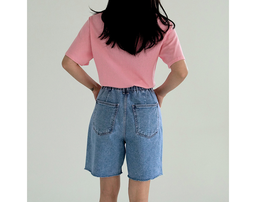 shorts model image-S1L10